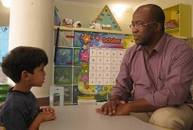 
،مدرس بمركز نيو إنجلاند للأطفال بأبو ظبي يعمل مع طفل توحد
