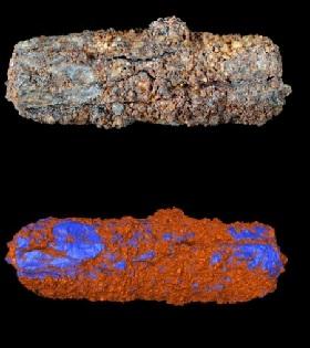 
The Gerzeh bead (top) has nickel-rich areas, coloured blue on a virtual model (bottom), that indicate a meteoritic origin.
