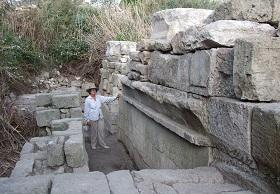 
The discovered Phoenician temple has a frieze of Egyptian gorges decorating at least one wall.
