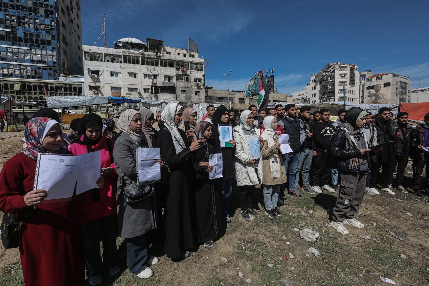 طلاب فلسطينيون يشاركون في وقفة احتجاجية للمطالبة بفتح المعبر للخروج والدراسة في الجامعات، بتاريخ 25 نوفمبر 2025، في ساحة السرايا وسط مدينة غزة.