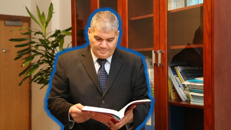 لتضييق الفوارق بين الجنسين في مجال دراسات الفوتونيات، يتيح صلاح عُبية للنساء في فريقه البحثي ممن تسعين للموازنة بين البحث العلمي والواجبات الأسرية مواعيد مرنة لإنجاز الأبحاث، وعملًا بدوام جزئي، بل وخدمة نقل ممثلة في حافلات لإقلالهن. 
