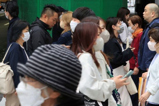 عدد حالات الإصابة بالإنفلونزا آخذ في الارتفاع في اليابان. حقوق نشر الصورة: Kota Kawasaki/Yomiuri Shimbun via AP/Alamy