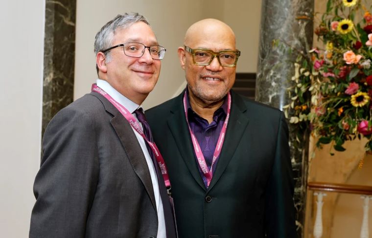 جاري ماركوس، الباحث المتخصص في الذكاء الاصطناعي (يسارًا) مع الممثل لورانس فيشبورن في فعالية الاحتفال بذكرى وضع «اختبار تورينج». حقوق نشر الصورة: إهداء من «معهد علوم الويب» بجامعة ساوثامبتون.