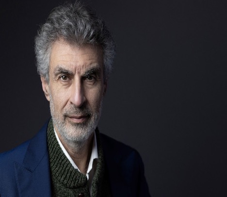 تحوَّل اهتمام أبحاث عالم الحاسوب يوشوا بنجيو إلى التركيز على استكشاف مخاطر الذكاء الاصطناعي. حقوق نشر الصورة: Amir Makar/AFP Via Getty