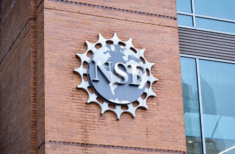 قلصت مؤسسة العلوم الوطنية الأمريكية، إحدى كبرى هيئات تمويل أبحاث العلوم الأساسية في الولايات المتحدة، الحد الأدنى لعدد مرات التحكيم الخارجي الذي يجب أن تخضع له طلبات المنح البحثية المقدمة إليها. حقوق نشر الصورة: Briscoe Savoy for Nature