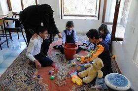 مدرس يعمل مع  التلاميذ في مدرسة لذوي الاحتياجات الخاصة في اليمن.البنك الدولي/فليكر