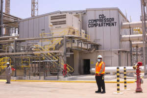 محطة الحوية لاستخلاص سوائل الغاز الطبيعي،
التابعة لشركة «أرامكو» السعودية، مصمَّمة لمعالجة 4 مليارات قدم مكعَّب قياسي من
الغاز الحلو يوميًّا، لتكون مشروعًا تجريبيًّا لاحتجاز الكربون