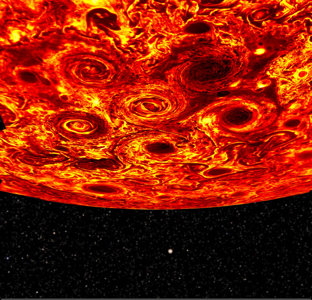 探査機ジュノーの計測器JIRAMが捉えた木星の南極の様子。極を中心とする1つのサイクロンを5つの周極性サイクロンが取り囲んでいる。