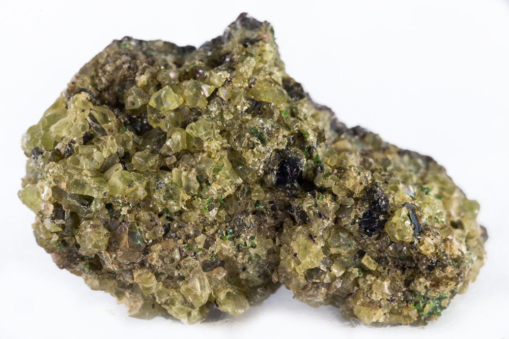 地球の上部マントルを構成する主要な鉱物であるカンラン石。