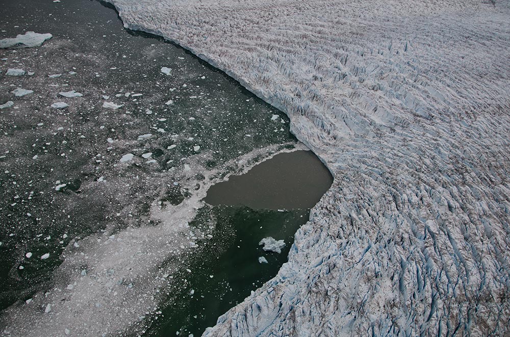  グリーンランド西部の溢流氷河から排出されて湧き上がる融解水プルーム。