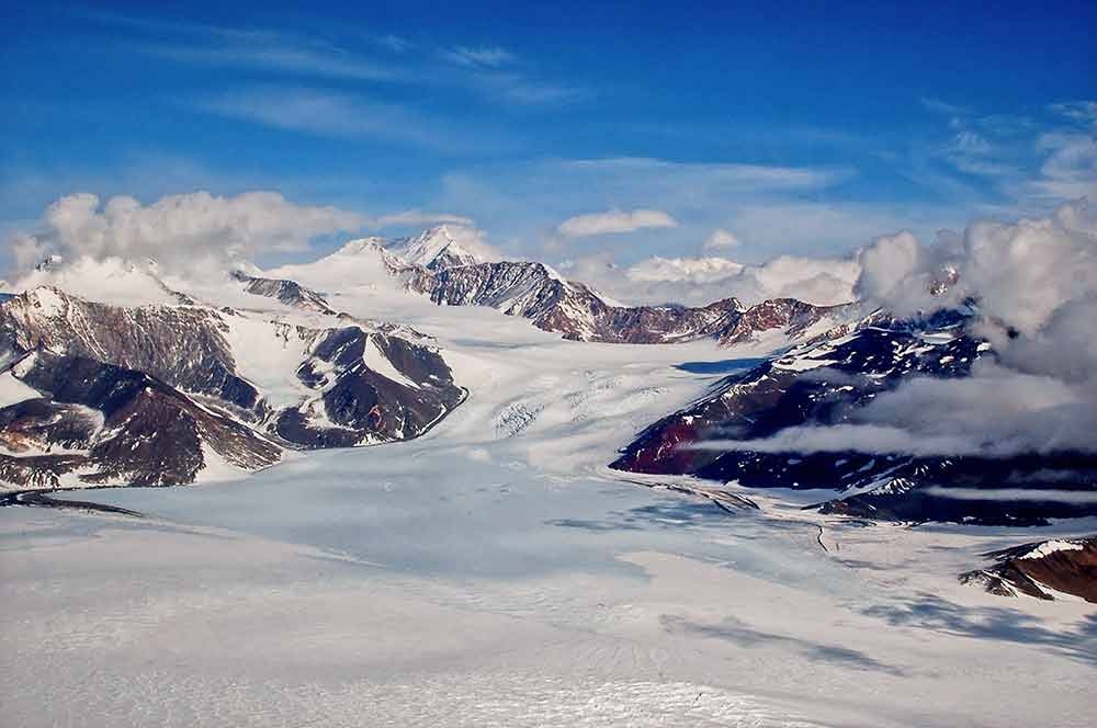 南極横断山脈のレネガー氷河。東南極の氷床はかつてはあまり変化がないと考えられていたが、現在は変化を示す兆候が増えてきている。