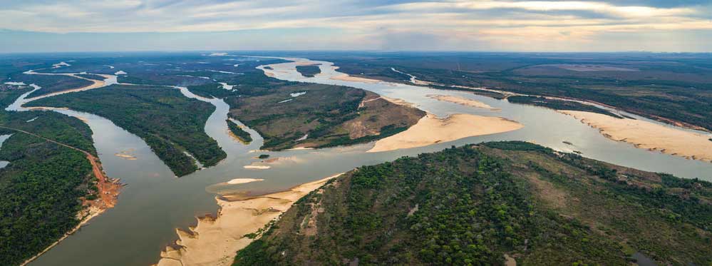 ブラジルのアラグアイア川の分岐点。左に伸びているのがその支流であるココ川。