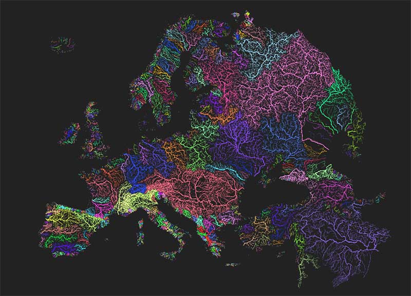 ヨーロッパの主要な河川を流域ごとに色分けした地図。