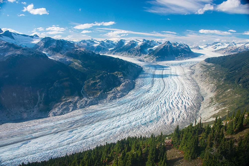 カナダ西部最大の氷河、クリナクリニ氷河。面積は500 km<sup>2</sup>近くに及ぶ。