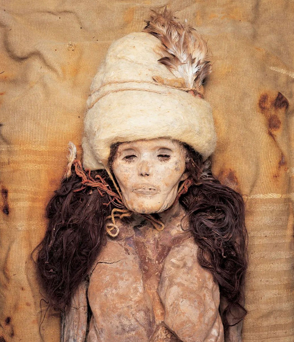 タリム盆地の小河墓遺跡で発見された、自然にミイラ化した女性の遺骸。