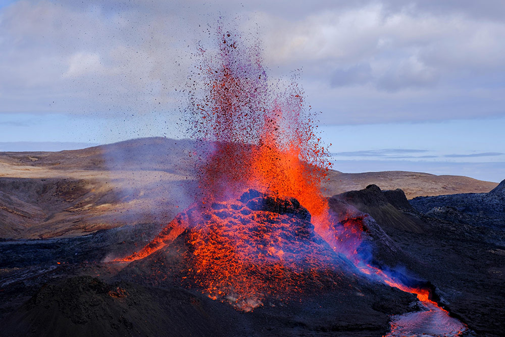 アイスランドのファグラダルスフィヤル火山の2021年の噴火時の様子。