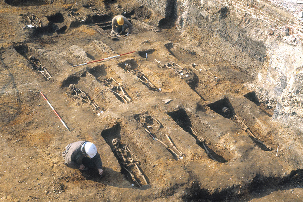 1348〜1349年に黒死病の犠牲者が埋葬された、英国ロンドンのイースト・スミスフィールドにある集団墓地。