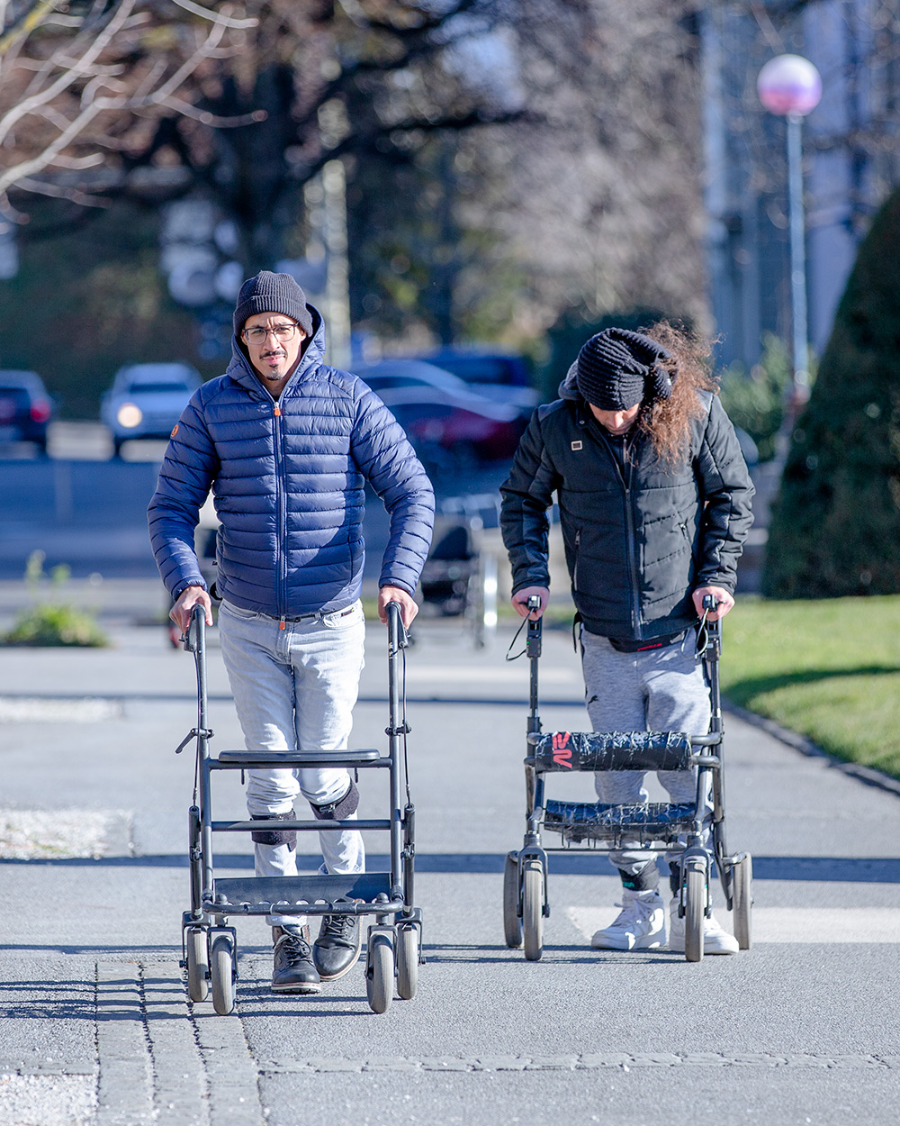 脊髄損傷による麻痺後に歩行機能が回復した2人の患者。