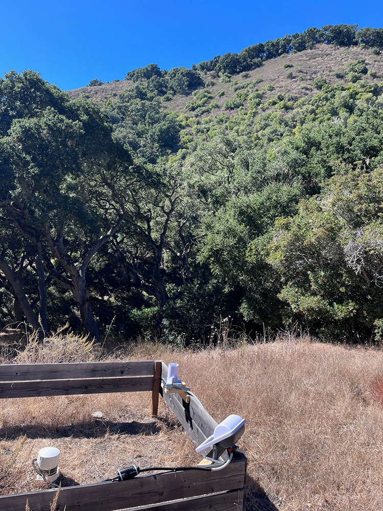 米国カリフォルニア州の自然保護区にある、地下水位の監視装置が設置された井戸。