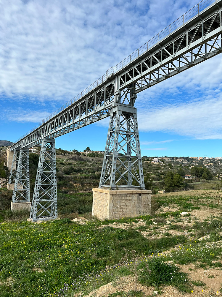 スペインのサンタアナ鉄道高架橋。この橋は1915年に建設されてから100年以上にわたり、アリカンテとデニアを結ぶ鉄道路線の要として機能してきた。