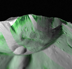 小惑星ベスタの北半球にあるBelliciaクレーターの赤外ハイパースペクトル画像。緑色で表された部分がカンラン石。