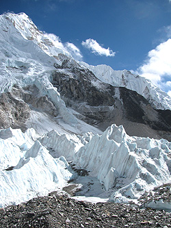 ネパール、エベレスト山系のクーンブ氷河。