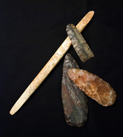 アンジック遺跡から出土した尖頭器や両面加工石器、骨製の棒。これら全てには赤黄土の痕跡が見られる。