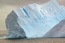崩壊する氷山（スコシア海）。