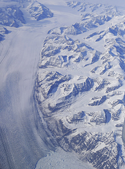 グリーンランド氷床から流出する大規模氷河。