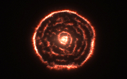 新たに発見された、ちょうこくしつ座R星を取り巻く渦巻き構造。
