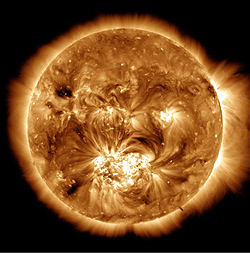 太陽観測衛星ソーラー・ダイナミクス・オブザーバトリ―（SDO）の大気画像化装置AIAがとらえた、太陽コロナの画像。