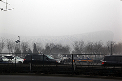 濃いスモッグに覆われた、北京オリンピックのメインスタジアム「鳥の巣」。