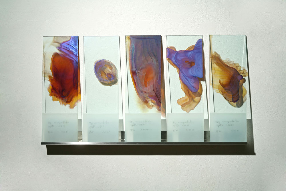 Kate Nicholsの作品「Through the Looking Glass」。