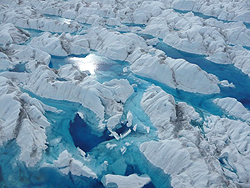 表面のクレバスに融氷水のたまったグリーンランドの溢流氷河。