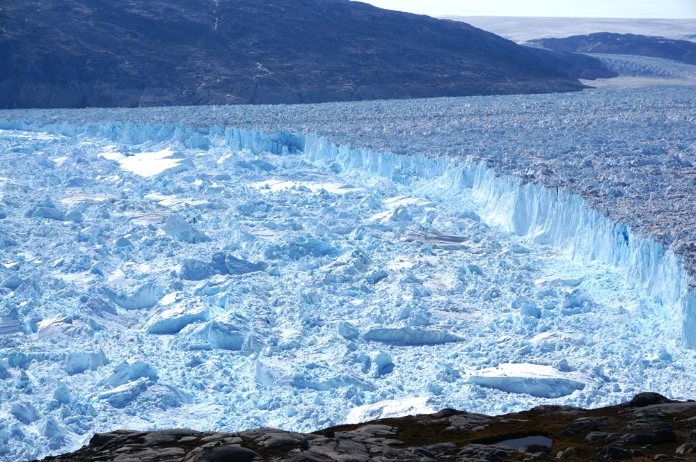 グリーンランド、ヘルハイム氷河の末端氷崖（2014年8月に撮影）。