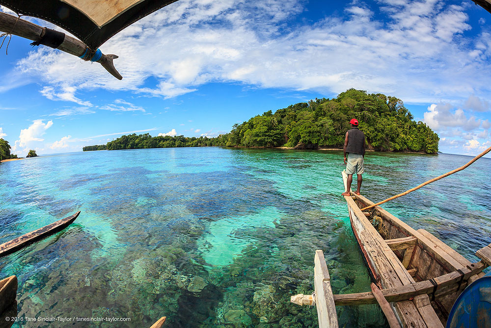 パプアニューギニアのサンゴ礁で行われている伝統的な漁の様子。