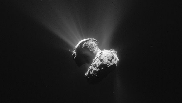 太陽に接近中の67P/チュリュモフ・ゲラシメンコ彗星。彗星核の表面から物質が噴き出しているのが見て取れる。