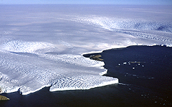 東南極ウィルクスランドの流出氷河。