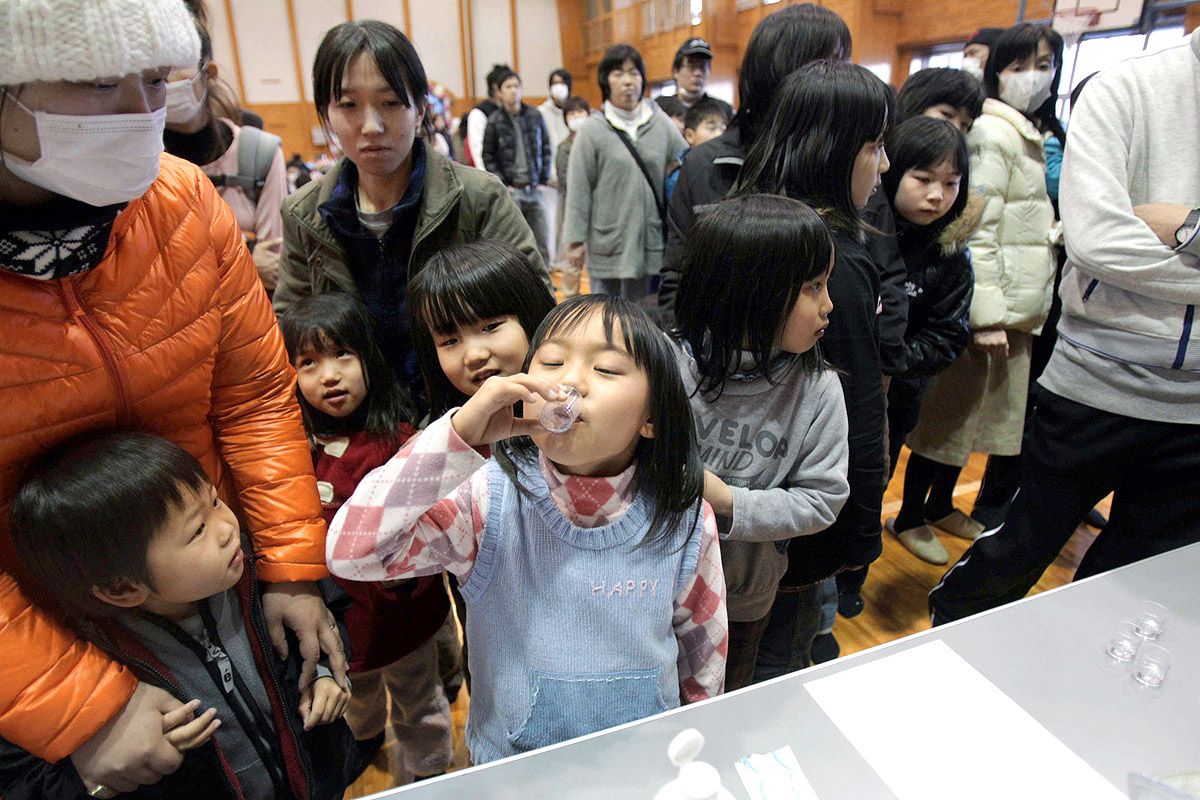 2011年の福島第一原発事故後、甲状腺がんの予防のためにヨウ化カリウムを服用する福島からの避難児童。